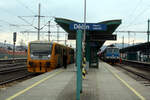 814 033 von Ceske Drahy steht als Os 26056 mit ziel Varnsdorf und 371 001 von Ceske Drahy als R 686 von Praha hl.n. im Bahnhof Decin hl.n. am 13.3.24