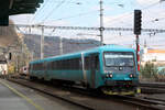 845 310 / 945 310 (ex DB 628 332 / 928 332) von Arriva CZ verlsst als ARV 1329 mit ziel Liberec den Bahnhof Decin hl.n. 13.3.24