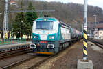 753 612 von Unipetrol mit einen Kesselzug beim Haltevorgang im Bahnhof Decin hl.n.