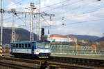 809 239 von Ceske Drahy als Os 6659 von Rumburk kommend bei der Einfahrt in den Endbahnhof Decin hl.n. am 13.3.24