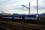 814 051 von Ceske Drahy als Os 26053 von Varnsdorf kommend bei der Einfahrt in den Endbahnhof Decin hl.n. am 13.3.24